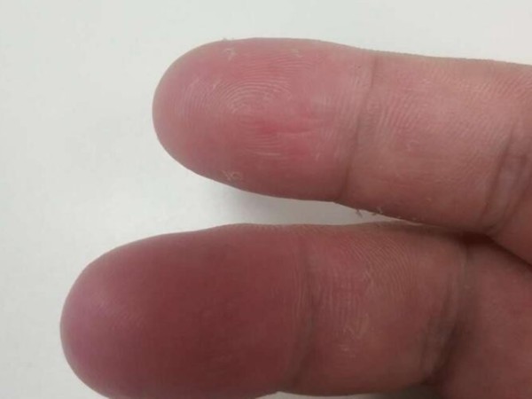 按了十多次指紋，終于打開了門，該換智能鎖了啊