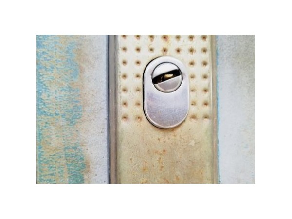 換了智能指紋鎖，終于不用擔心鎖眼被堵了